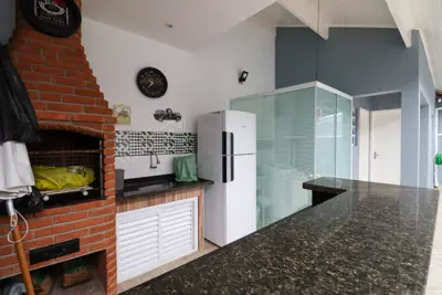 Casa - Térrea com 3 quartos (sendo 1 suite(s)) a 700,00 metros praia.