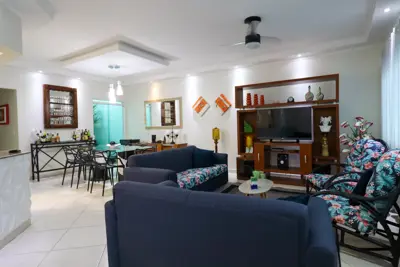 Casa - Térrea com 3 quartos (sendo 1 suite(s)) a 700,00 metros praia.