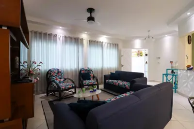 Casa - Térrea com 3 quartos (sendo 1 suite(s)) a 700,00 metros praia.