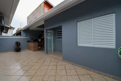 Casa - Térrea com 3 quartos (sendo 1 suite(s)) a 700,00 metros praia.