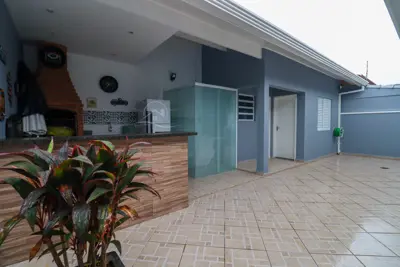 Casa - Térrea com 3 quartos (sendo 1 suite(s)) a 700,00 metros praia.