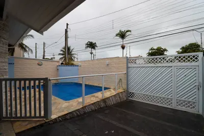 Casa - Térrea com 3 quartos (sendo 1 suite(s)) a 700,00 metros praia.