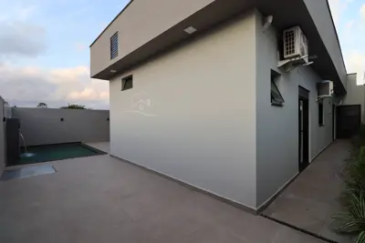 Casa - Térrea com 3 quartos (sendo 1 suite(s)) a 1,50 metros praia.