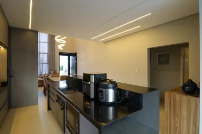 Casa - Térrea com 3 quartos (sendo 1 suite(s)) a 1,50 metros praia.
