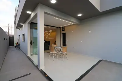 Casa - Térrea com 3 quartos (sendo 1 suite(s)) a 1,50 metros praia.