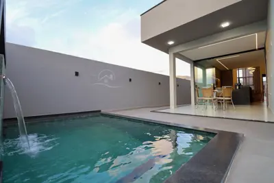Casa - Térrea com 3 quartos (sendo 1 suite(s)) a 1,50 metros praia.