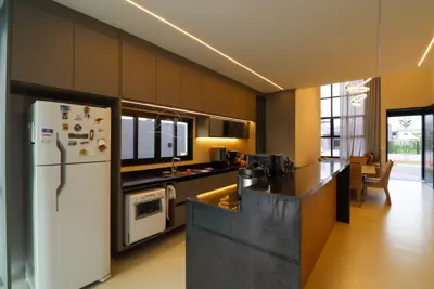 Casa - Térrea com 3 quartos (sendo 1 suite(s)) a 1,50 metros praia.