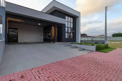 Casa - Térrea com 3 quartos (sendo 1 suite(s)) a 1,50 metros praia.