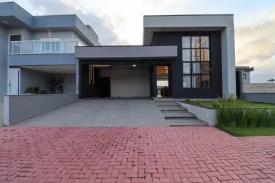 Casa - Térrea com 3 quartos (sendo 1 suite(s)) a 1,50 metros praia.