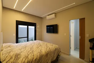 Casa - Térrea com 3 quartos (sendo 1 suite(s)) a 1,50 metros praia.
