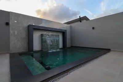 Casa - Térrea com 3 quartos (sendo 1 suite(s)) a 1,50 metros praia.