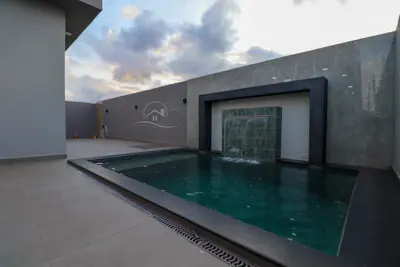 Casa - Térrea com 3 quartos (sendo 1 suite(s)) a 1,50 metros praia.