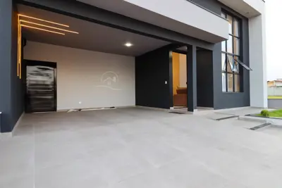 Casa - Térrea com 3 quartos (sendo 1 suite(s)) a 1,50 metros praia.