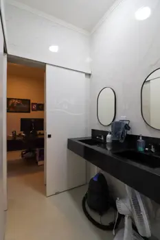 Casa - Térrea com 3 quartos (sendo 1 suite(s)) a 1,50 metros praia.