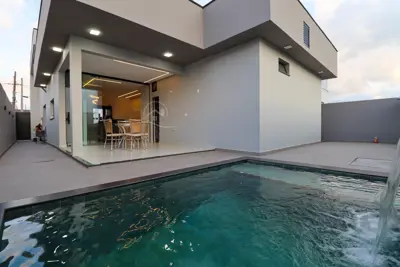 Casa - Térrea com 3 quartos (sendo 1 suite(s)) a 1,50 metros praia.
