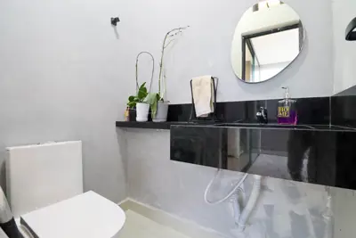 Casa - Térrea com 3 quartos (sendo 1 suite(s)) a 1,50 metros praia.