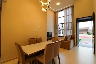 Casa - Térrea com 3 quartos (sendo 1 suite(s)) a 1,50 metros praia.