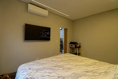 Casa - Térrea com 3 quartos (sendo 1 suite(s)) a 1,50 metros praia.