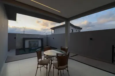 Casa - Térrea com 3 quartos (sendo 1 suite(s)) a 1,50 metros praia.