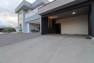 Casa - Térrea com 3 quartos (sendo 1 suite(s)) a 1,50 metros praia.
