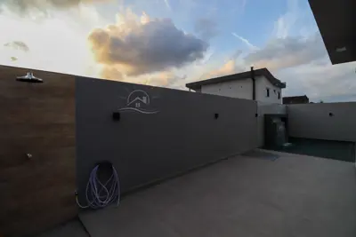 Casa - Térrea com 3 quartos (sendo 1 suite(s)) a 1,50 metros praia.