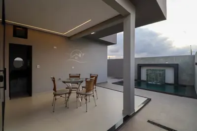 Casa - Térrea com 3 quartos (sendo 1 suite(s)) a 1,50 metros praia.