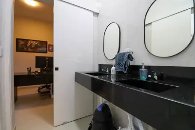 Casa - Térrea com 3 quartos (sendo 1 suite(s)) a 1,50 metros praia.