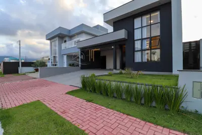 Casa - Térrea com 3 quartos (sendo 1 suite(s)) a 1,50 metros praia.