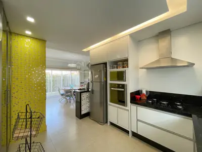 Casa - Sobrado com 4 quartos (sendo 3 suite(s)) a 1200,00 metros praia.