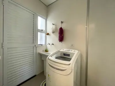 Casa - Sobrado com 4 quartos (sendo 3 suite(s)) a 1200,00 metros praia.