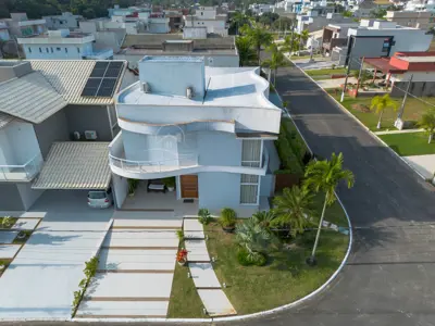 Casa - Sobrado com 4 quartos (sendo 3 suite(s)) a 1200,00 metros praia.