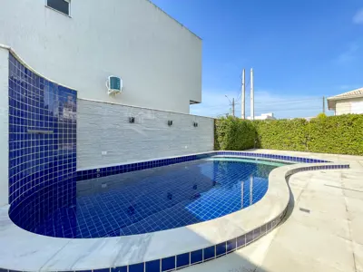 Casa - Sobrado com 4 quartos (sendo 3 suite(s)) a 1200,00 metros praia.