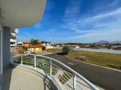 Casa - Sobrado com 4 quartos (sendo 3 suite(s)) a 1200,00 metros praia.