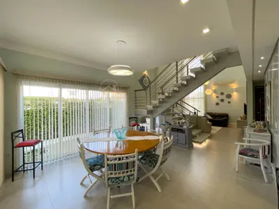 Casa - Sobrado com 4 quartos (sendo 3 suite(s)) a 1200,00 metros praia.