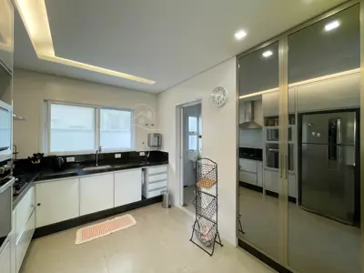 Casa - Sobrado com 4 quartos (sendo 3 suite(s)) a 1200,00 metros praia.