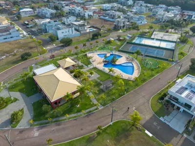Casa - Sobrado com 4 quartos (sendo 3 suite(s)) a 1200,00 metros praia.