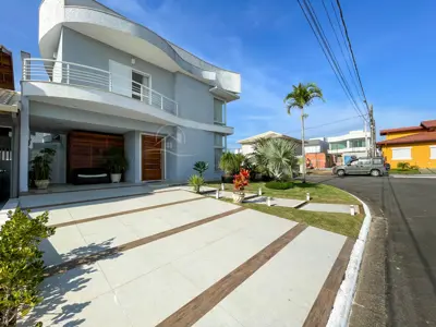 Casa - Sobrado com 4 quartos (sendo 3 suite(s)) a 1200,00 metros praia.