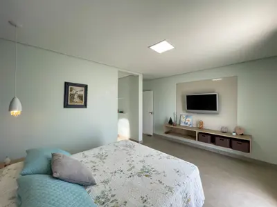 Casa - Sobrado com 4 quartos (sendo 3 suite(s)) a 1200,00 metros praia.