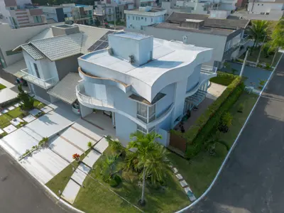 Casa - Sobrado com 4 quartos (sendo 3 suite(s)) a 1200,00 metros praia.