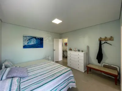 Casa - Sobrado com 4 quartos (sendo 3 suite(s)) a 1200,00 metros praia.