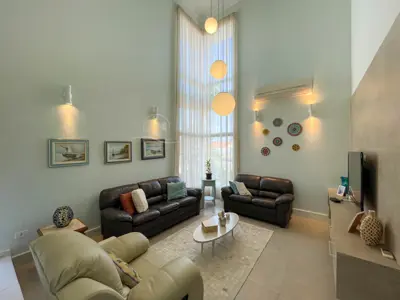 Casa - Sobrado com 4 quartos (sendo 3 suite(s)) a 1200,00 metros praia.
