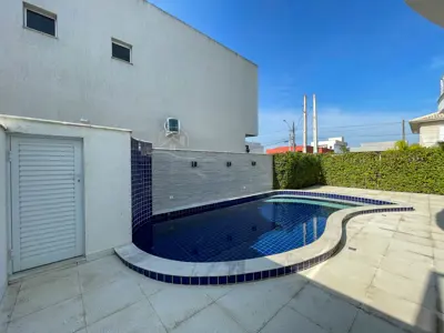 Casa - Sobrado com 4 quartos (sendo 3 suite(s)) a 1200,00 metros praia.