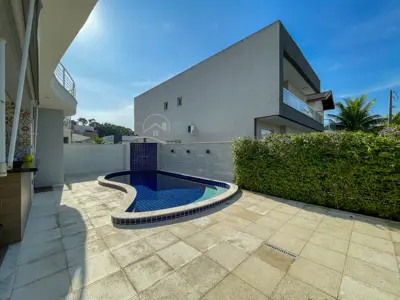 Casa - Sobrado com 4 quartos (sendo 3 suite(s)) a 1200,00 metros praia.