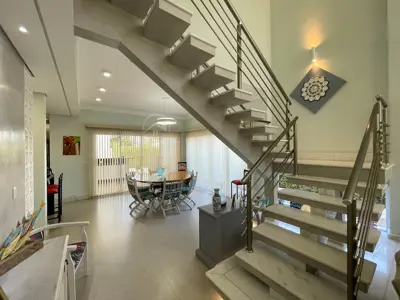 Casa - Sobrado com 4 quartos (sendo 3 suite(s)) a 1200,00 metros praia.