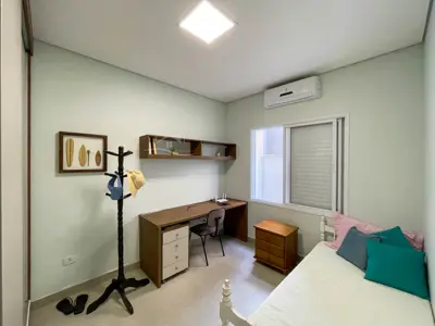 Casa - Sobrado com 4 quartos (sendo 3 suite(s)) a 1200,00 metros praia.