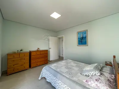 Casa - Sobrado com 4 quartos (sendo 3 suite(s)) a 1200,00 metros praia.