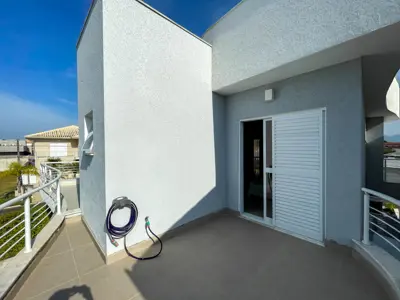 Casa - Sobrado com 4 quartos (sendo 3 suite(s)) a 1200,00 metros praia.