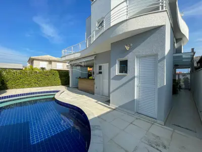 Casa - Sobrado com 4 quartos (sendo 3 suite(s)) a 1200,00 metros praia.