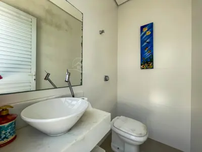Casa - Sobrado com 4 quartos (sendo 3 suite(s)) a 1200,00 metros praia.