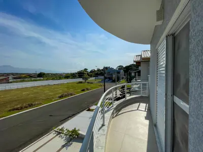 Casa - Sobrado com 4 quartos (sendo 3 suite(s)) a 1200,00 metros praia.